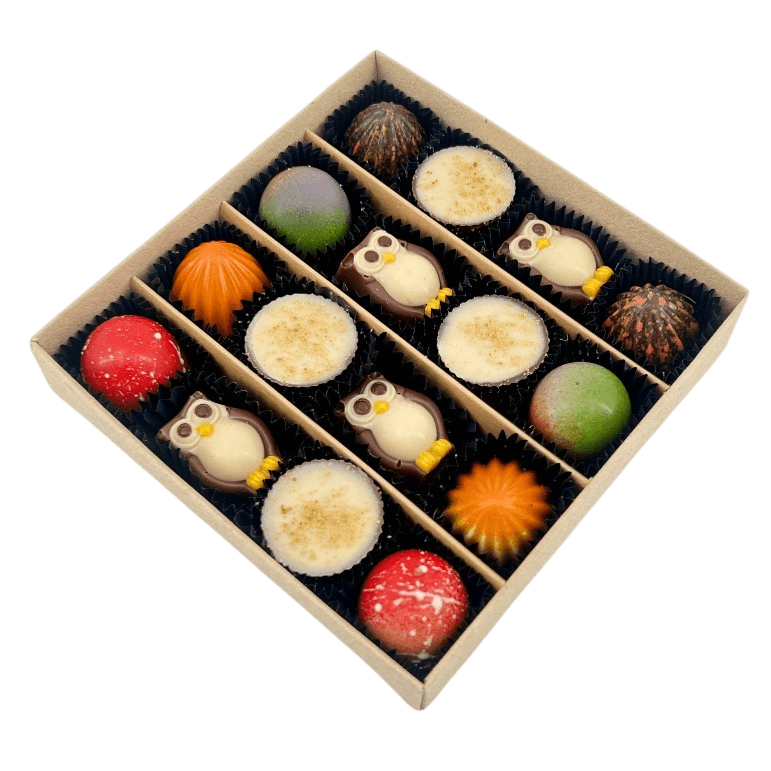 Herbstliche Pralinenmischung in einer braunen Geschenkbox