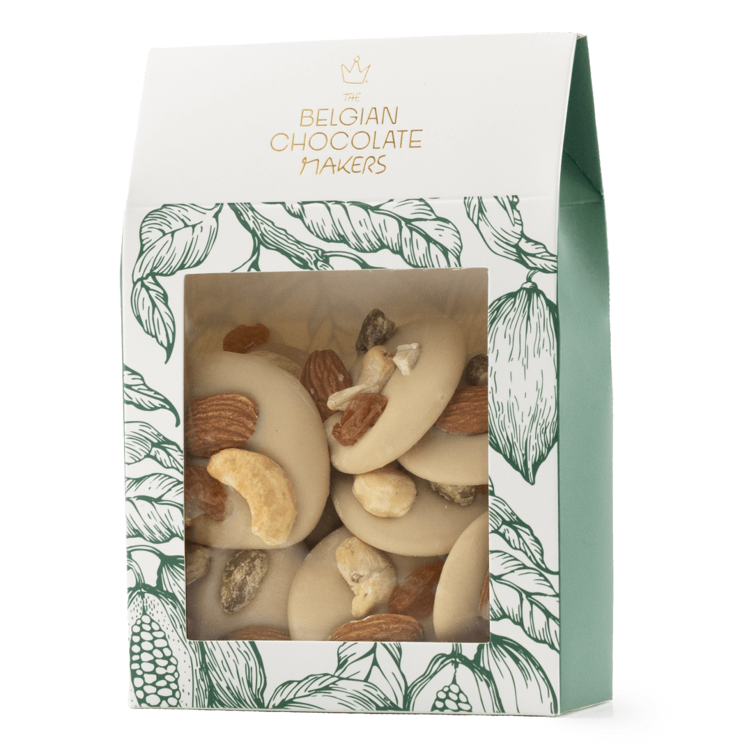 Weiße Schokoladenmendiants mit Pistazien-, Mandel-, Rosinen- und Cashew-Stückchen